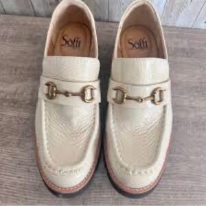 Sofft women’s Tan Loafers with Gold Buckle 🤍🌷🤍🌷